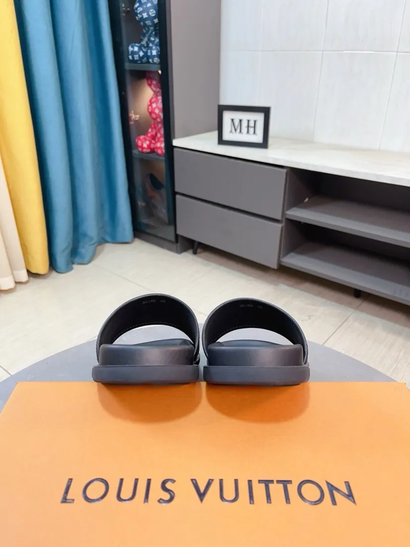 Ex-factory price 320🌹🌹 (lv-Louis Vuitton) new men's sandals, high-end boutique, exquisite embossed logo decoration on the upper, fine workmanship, super soft soles, casual, loose and comfortable, a must-have in summer! \nsize：38-44